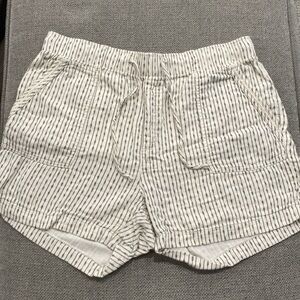 Old Navy Cream Colored with black lined patterned women’s tie shorts